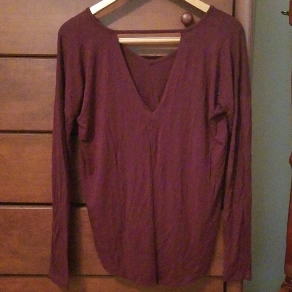 GAP Tops - Gapfit long sleeve open v back shirt GAP Tops - Gapfit long sleeve open v back shirt